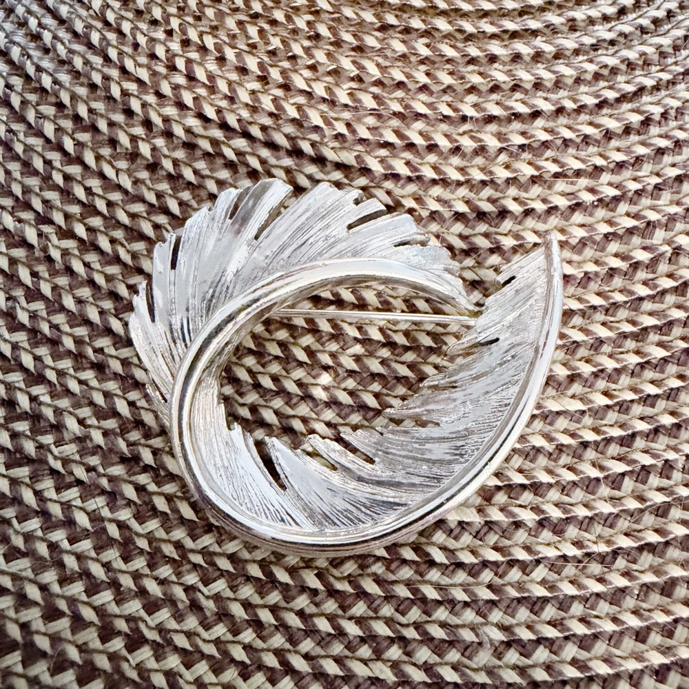 Vintage Lisner Jewelry Elegant Silver Tone Leaf Brooch Pin